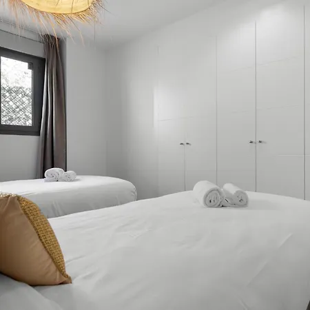 Vivi Homes - Blossom Pool, Gym & Terrace Apartment *