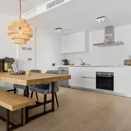 Vivi Homes - Blossom Pool, Gym & Terrace Apartment *