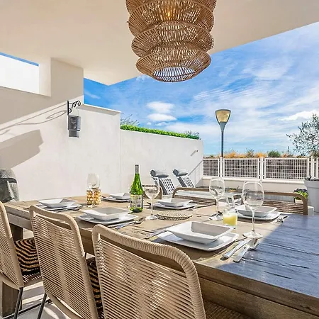 Vivi Homes - Blossom Pool, Gym & Terrace Apartment *